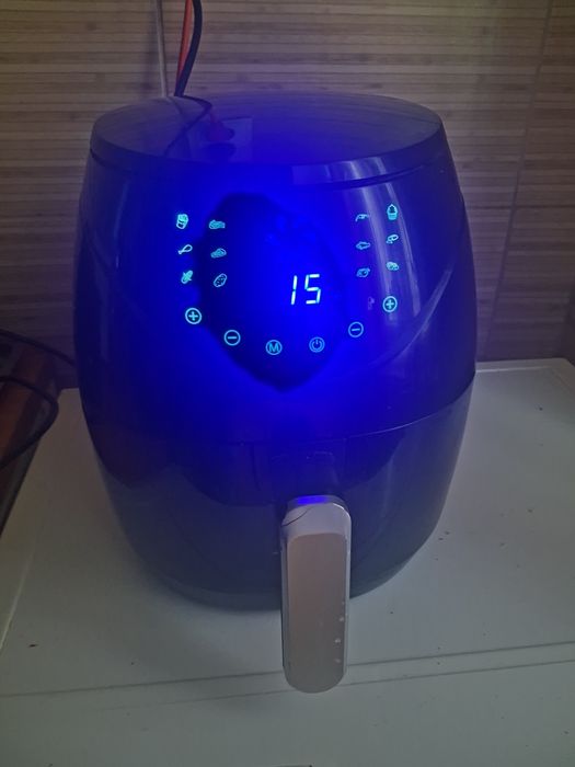 Vand air fryer ( friptoză cu aier cald)