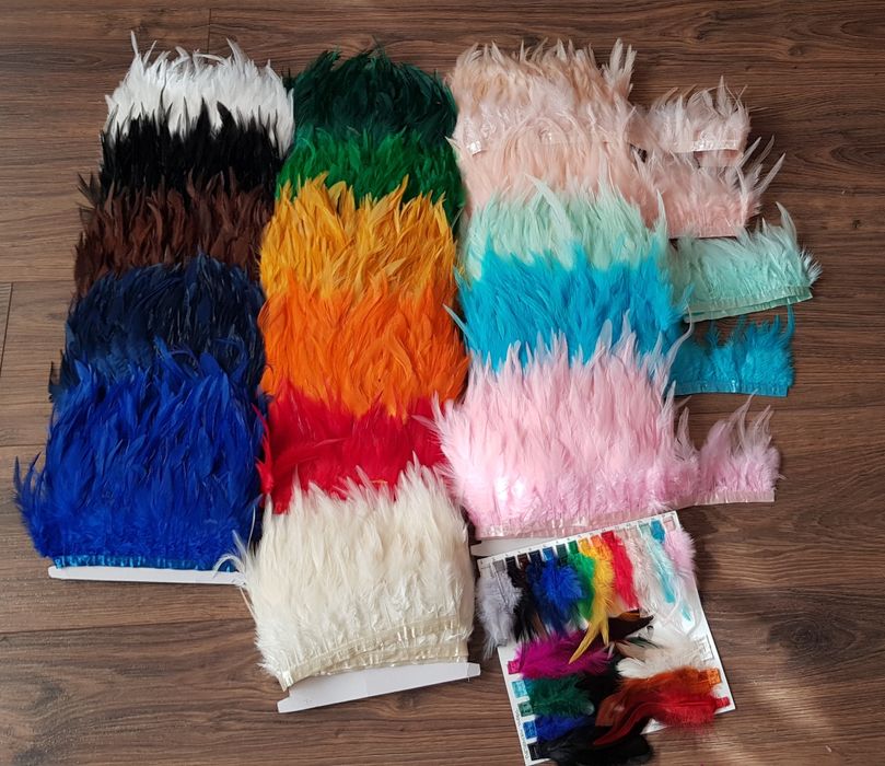 Кокоши пера на лента