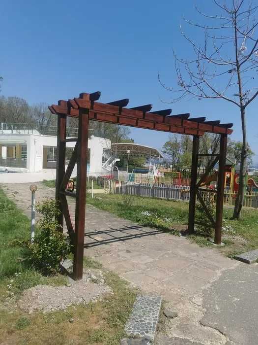 Изграждаме дървени навеси, плажни барове, подиуми, беседки, парапети.