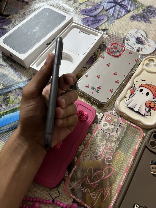 Vand iphone 11 , baterie 75 ,64GB , plus invarcator si 8 huse cadou 800 de lei negociabil