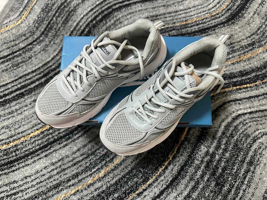 Сиви маратонки за бягане