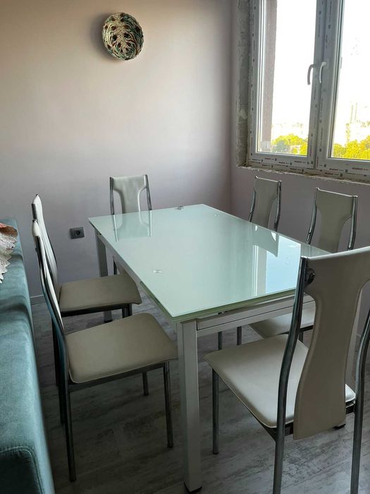 Маса бяла от закалено стъкло бял мат, метални бели крака.