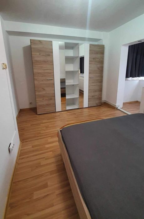 Ofer spre închiriere apartament cu 2 camere în Comănești strada Garlei