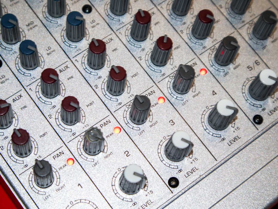 Behringer Eurorack MX802A 8-канален аудио миксер употребяван, работещ