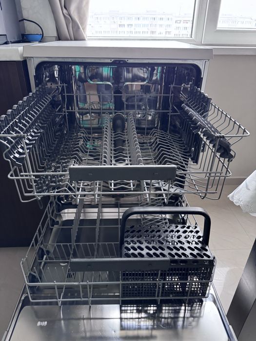 Свободностояща съдомиялна AEG