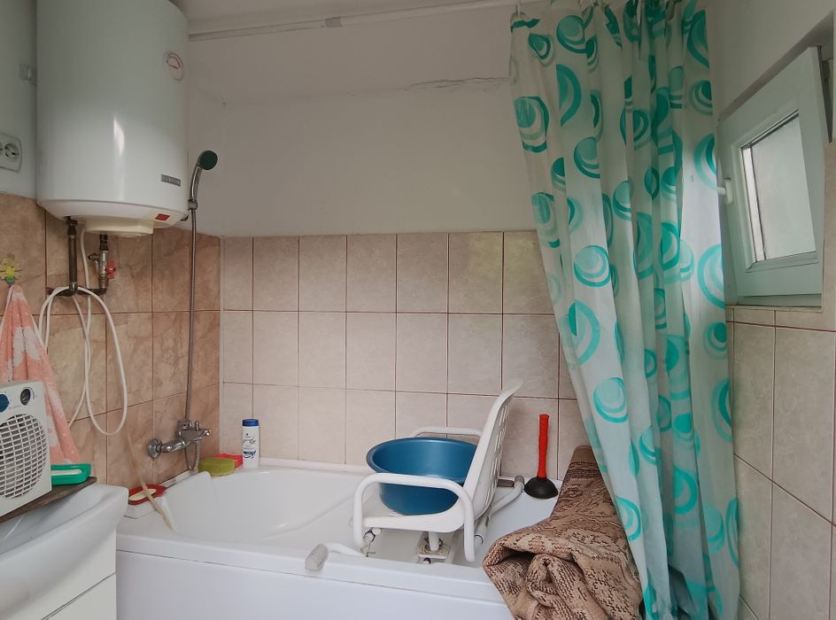 Casa de vânzare  cu teren generos