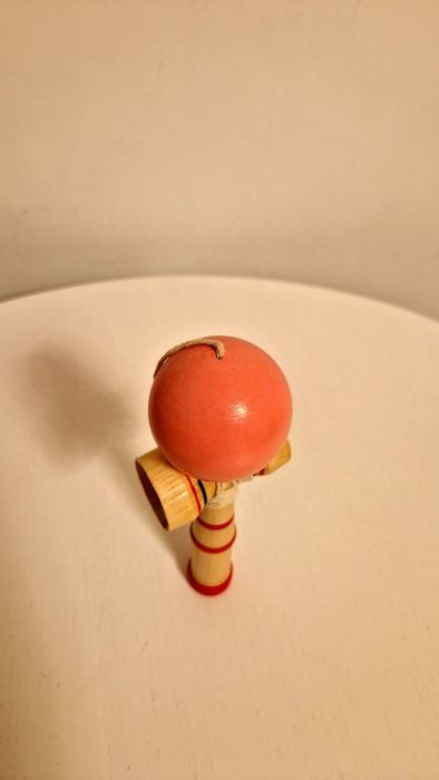 Kendama din lemn – stare foarte buna, ideala pentru incepatori