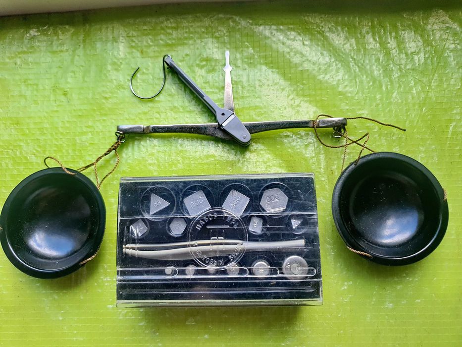 H209-Cantar BIJUTIER sovietic URSS cutie cu 14 greutati mici metal argintiu de la 1 gram la 500 grame stare buna.