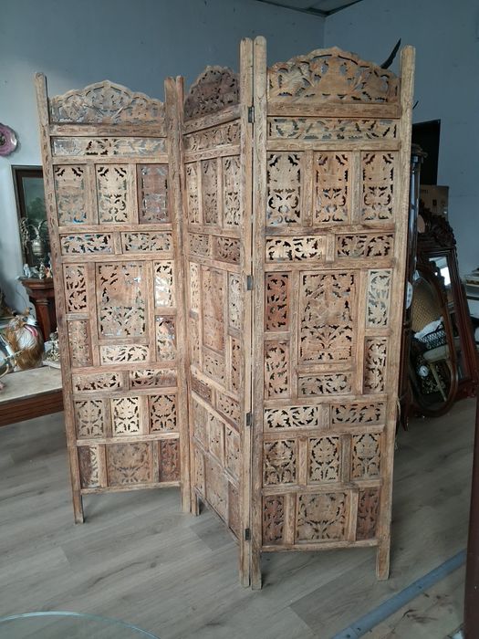 Дървен.  параван