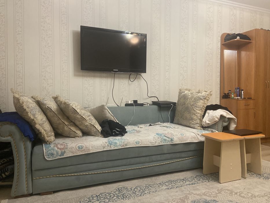 Раскладной диван-кровать с подушками
