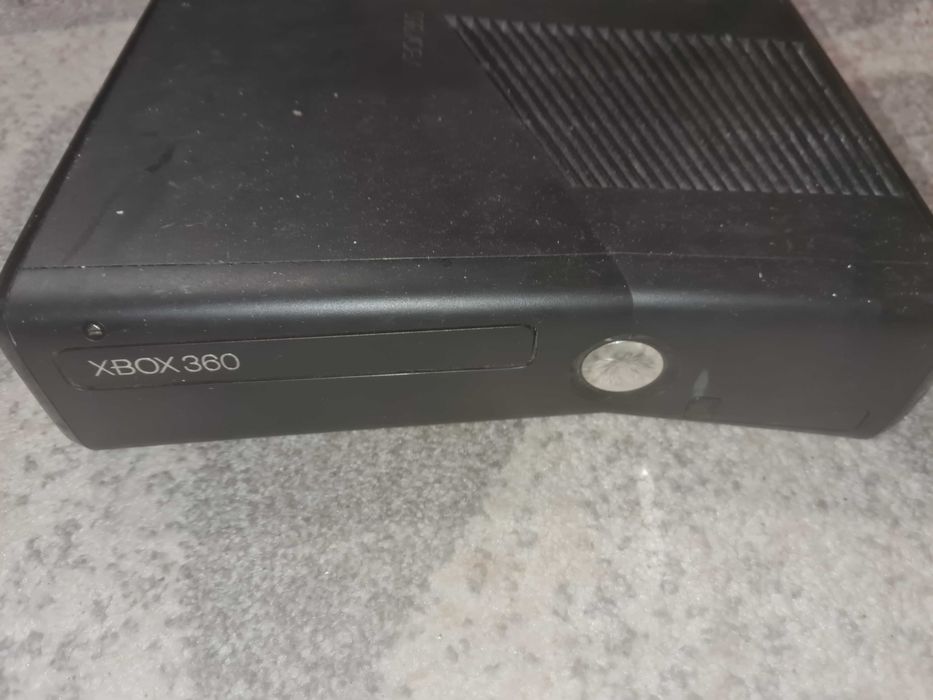 Xbox 360 черен с захранващ кабел. За годините си е много запазен.