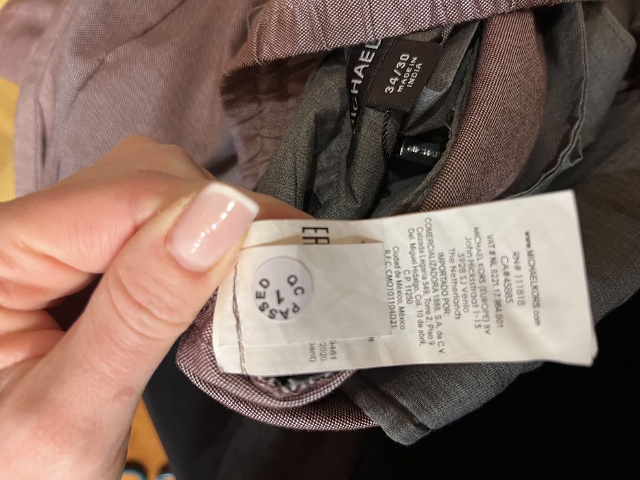 Pantaloni Michael Kors cu eticheta