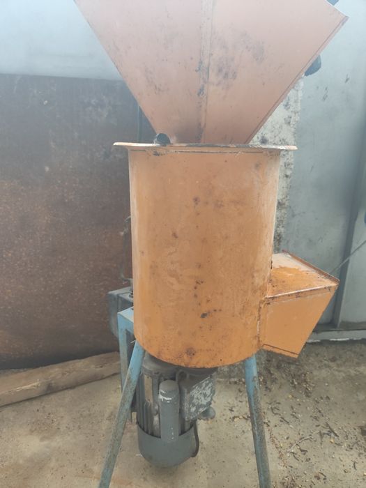 Продавам фуражомелка