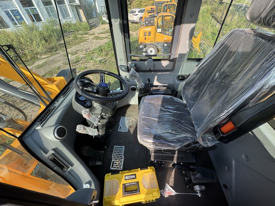 Погрузчик 2-х куб новый