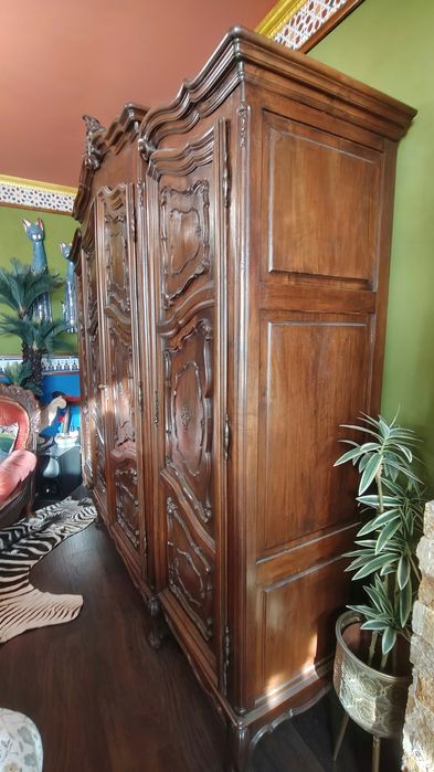 Dulap sculptat lemn masiv și fotoliu renastere