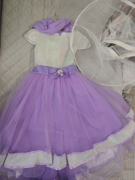 Красивое, пышное платье! На  5-7 лет.
