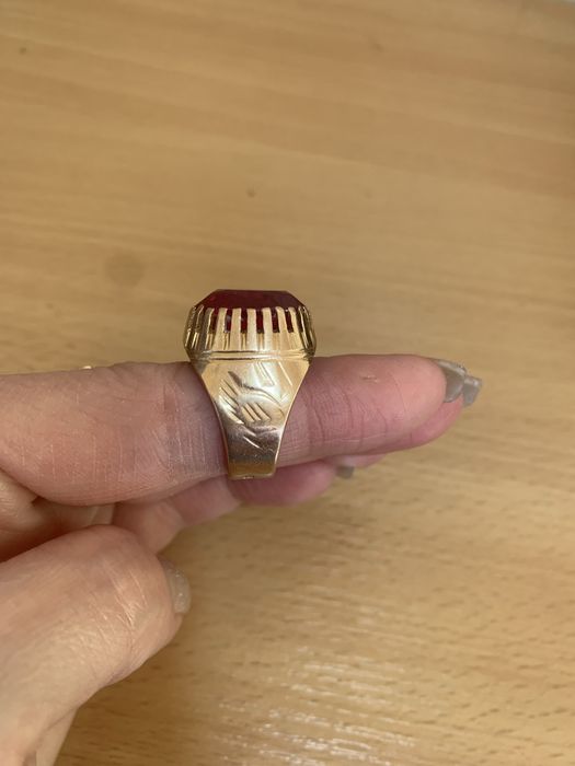 Женский перстень с рубином