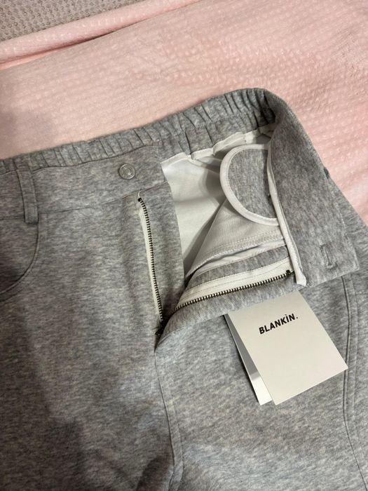 Лонгслив с спушенным плечем, брюки багги
Бр