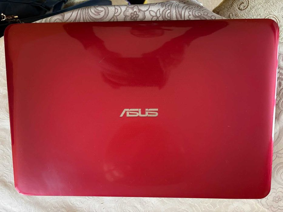 Лаптоп ASUS K555L - червен