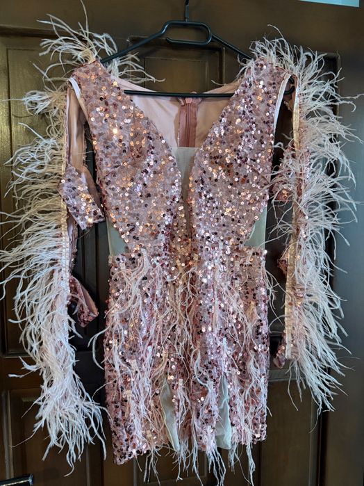 Розова рокля с пера