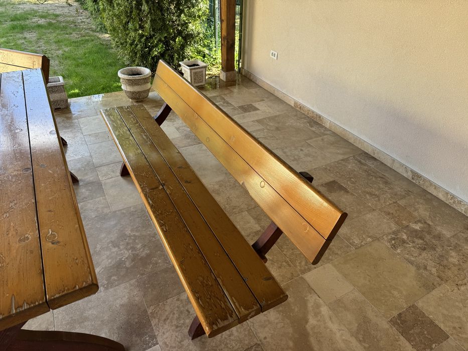 Set mobilier terasă din lemn masiv – masă + 2 bănci + 2 scaune (8–10 persoane)