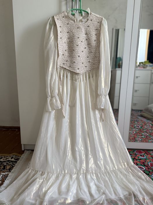 Көйлек сатылады.