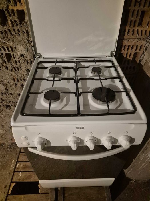 Vând aragaz cu 4 ochiuri și cuptor pe gaz