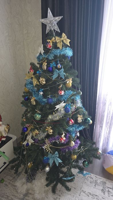 Ёлку продаю с грушками вместе за 400000