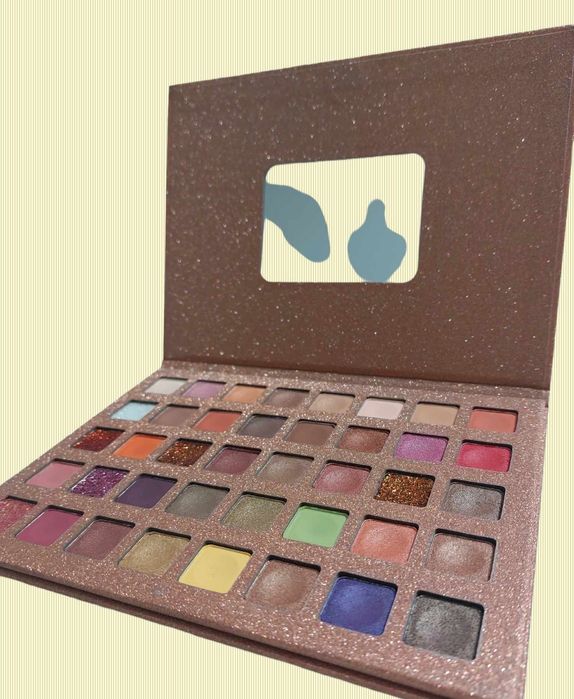 Paletă, 40 de culori 
Preț