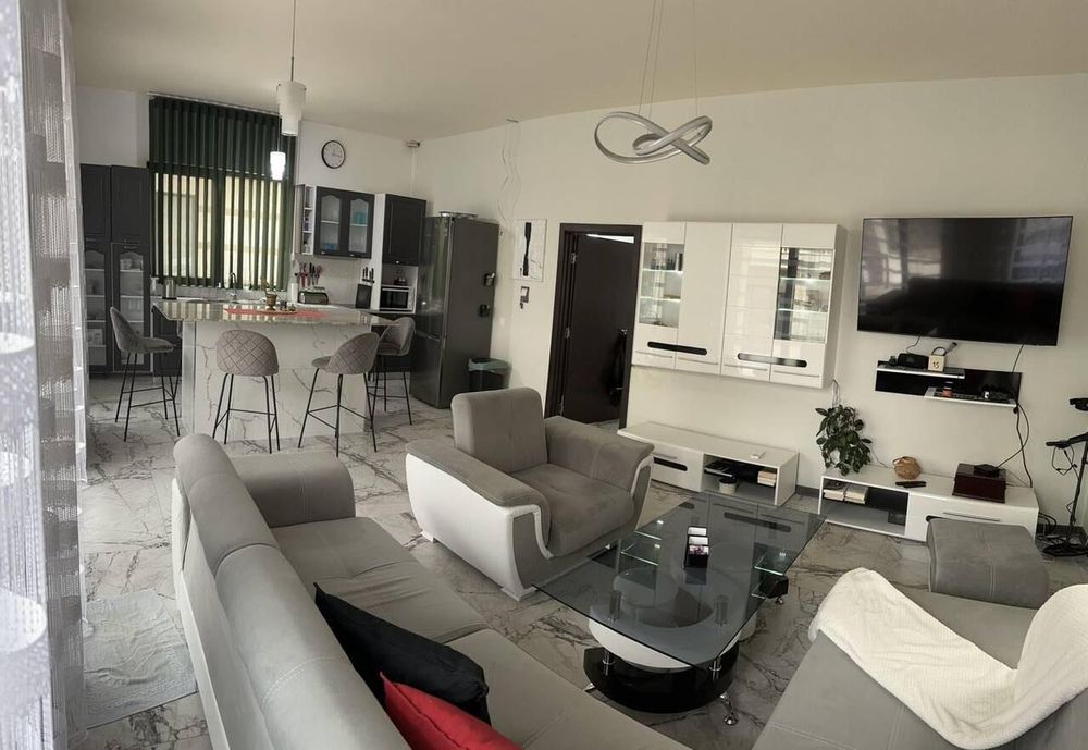 Двуетажна Къща, под наем, кв. Сарафово