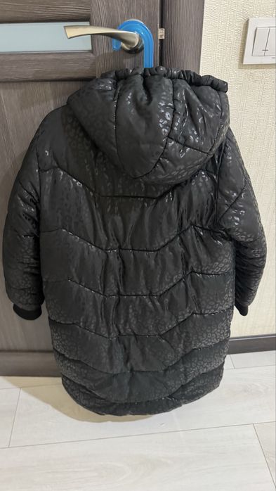Продам зимнюю куртку для девочки