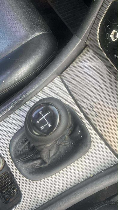 Vând mașina pentru piese!