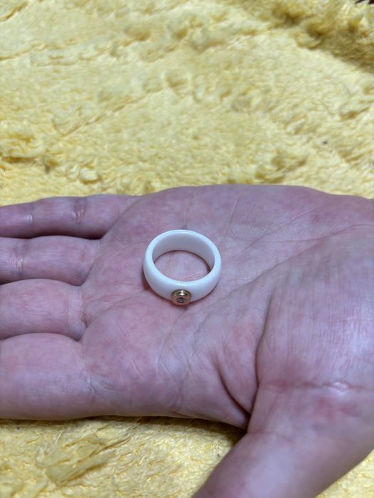 керамическое кольцо с брильянтом в золоте