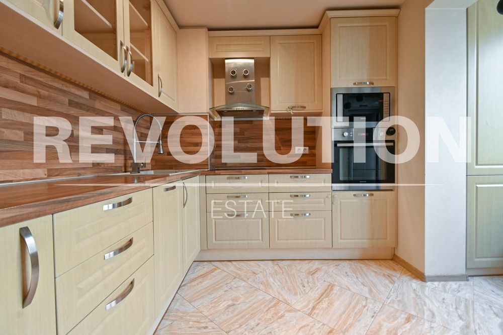 Тристаен апартамент в ж.к. Люлин 9