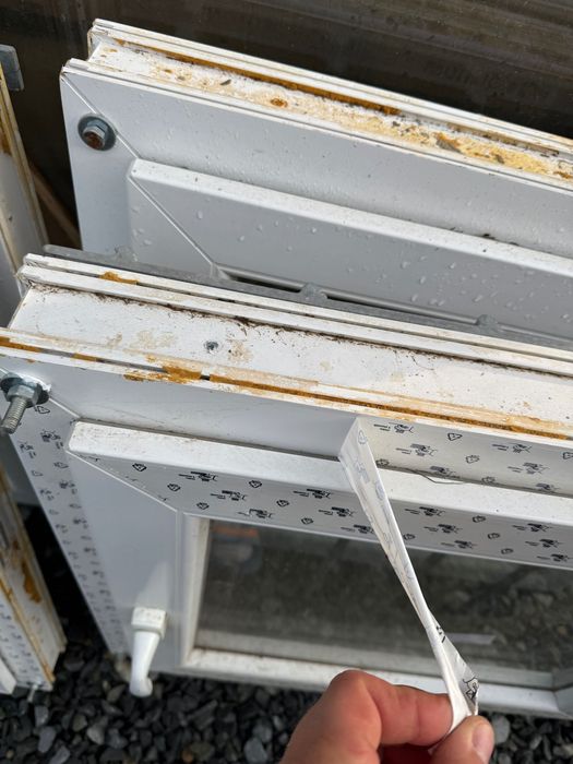 Geamuri termopan cu grilaj de metal