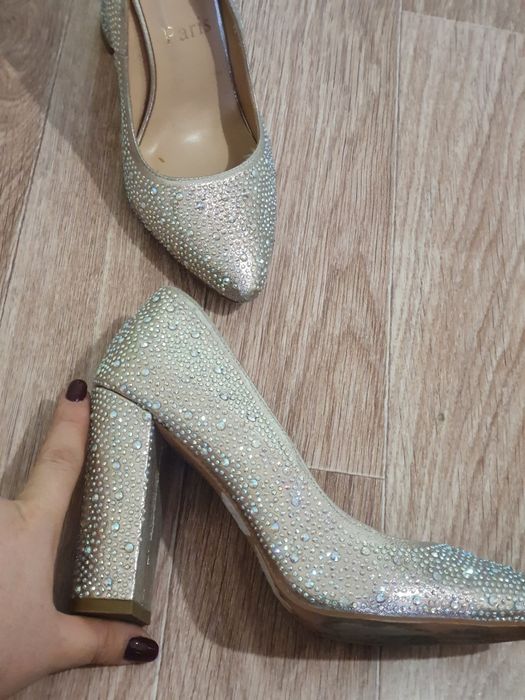 Продам туфли со стразами