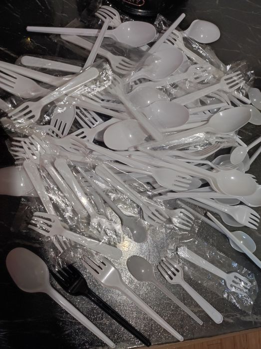 Посуда и столовые приборы за Барни