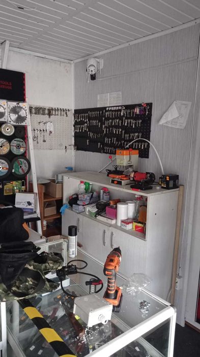 Продавам магазин