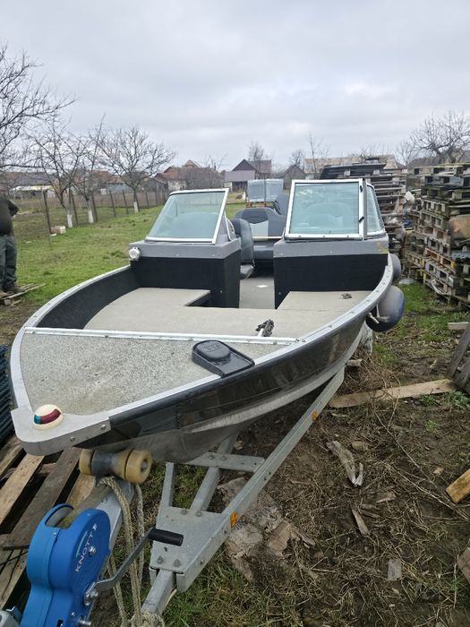 Vând barcă Motocraft 5m și motor Evinrude e tec  60 cp