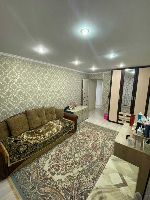 продам 4 комнатную на 8мкр