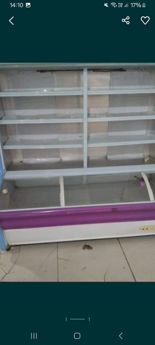 Холодильная витрина с рабочей морозильной камерой