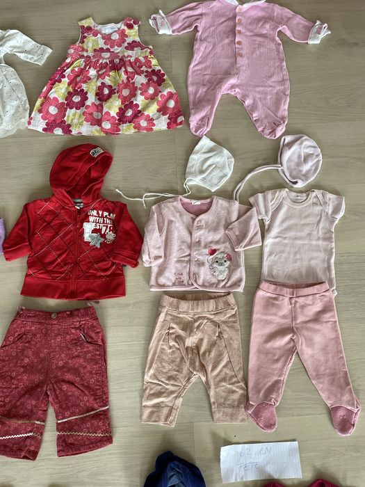 Vand lot haine fete(2-4 luni) superbe.