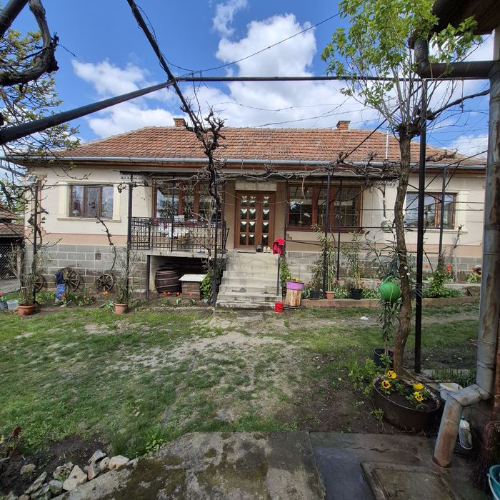 Casă din cărămidă în Porț comuna Marca.