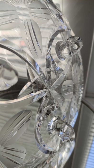 Изящна кристална купа на крачета