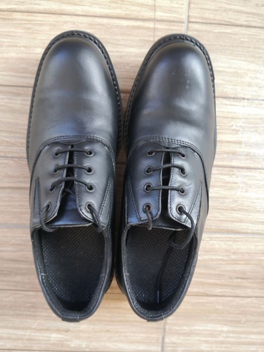 Vând  ghete și pantofi  din piele.