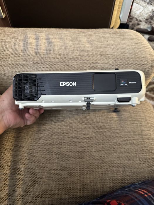 Продам проектор EPSON EB-S04