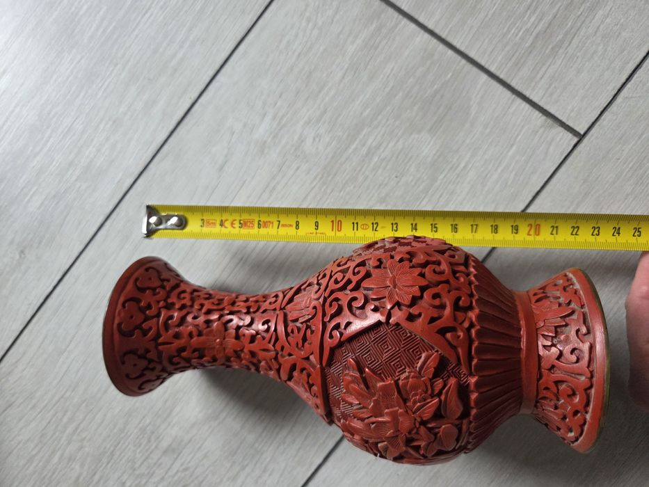 vază veche chinezească din cinabru sculptat