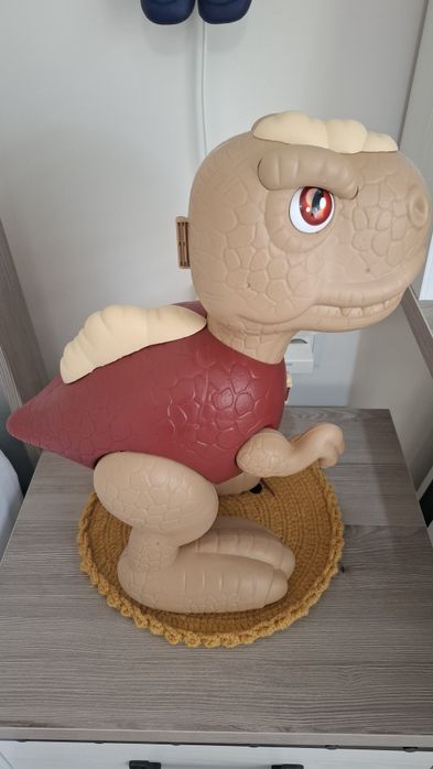 Играчки- коли, голям динозавър, плюшени играчки