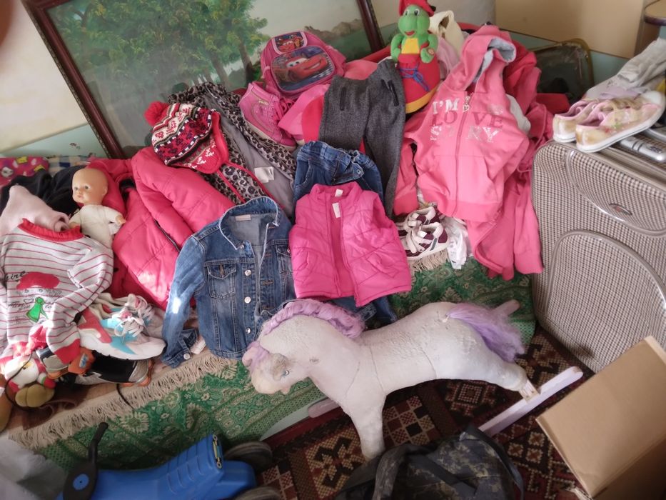 Vând hăinuțe pentru copiii 3-12 ani ieftin la 200 de lei cutia mare
