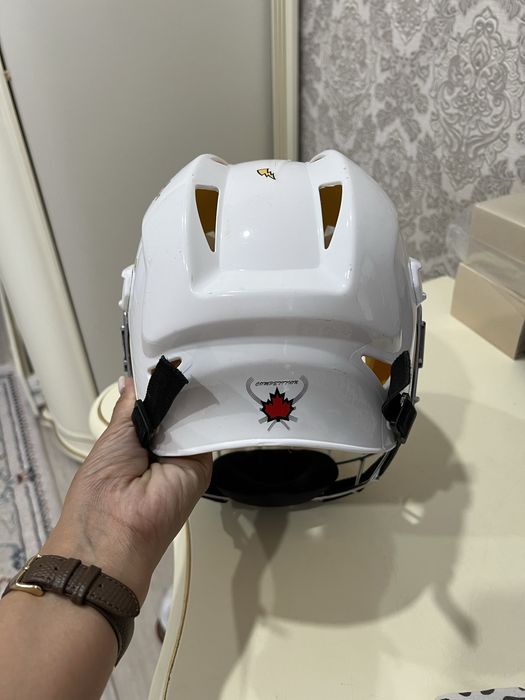 Продается хоккейный шлем